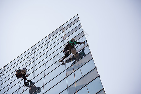 高楼的清洁窗户服务工人群体在高楼大楼内打扫窗户服务维修风险反射安装网格职业镜子建筑清洁工财产图片