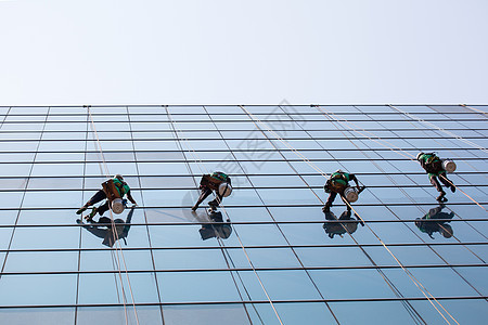 高楼的清洁窗户服务工人群体在高楼大楼内打扫窗户服务场景水器镜子办公室垫圈商业玻璃劳动摩天大楼职业图片