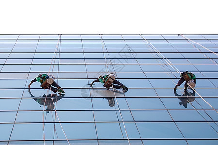 高楼的清洁窗户服务工人群体在高楼大楼内打扫窗户服务城市维修垫圈设施财产办公室男人商业建筑团体图片