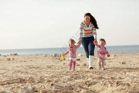 幸福家庭海滩团体乐趣自由母亲假期婴儿童年双胞胎女儿图片