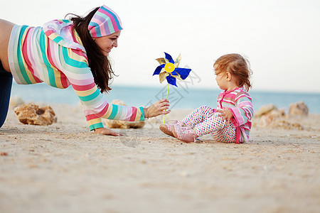 幸福家庭海滩婴儿乐趣玩具父母母亲育儿女性女孩假期图片