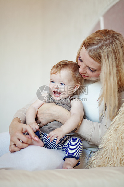 母亲与她的孩子女性房间青年父母微笑快乐苗圃妈妈童年女孩图片