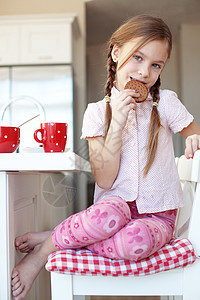 在家吃早餐女孩快乐饼干午餐女性勺子房间房子营养福利图片