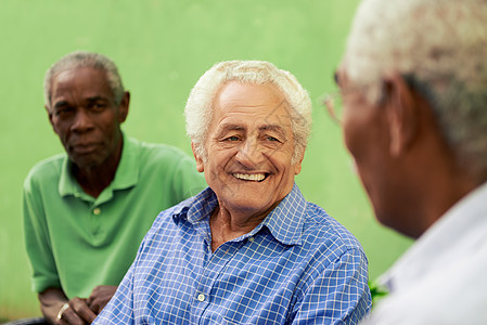 一群黑人和天主教古老男人 在公园里聊天长椅空闲闲暇团体友谊退休快乐幸福老年时间图片