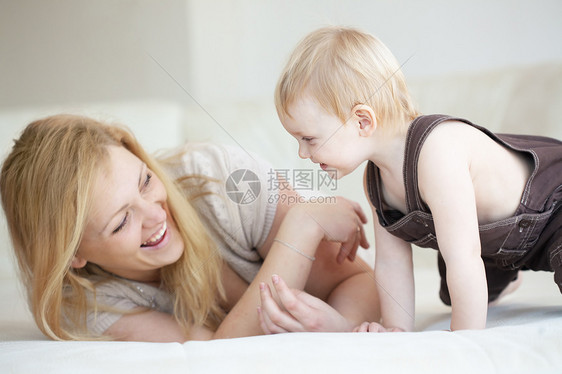 母亲及其子女房间孩子女儿家庭妈妈青年金发微笑女孩幸福图片