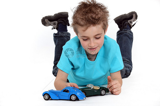 玩玩具车的小男孩运输男生享受儿童活力蓝色家庭卧室汽车车辆图片