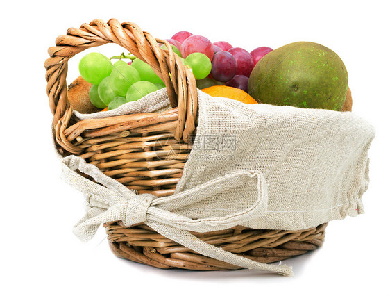 在篮子里的水果 白色背景图片