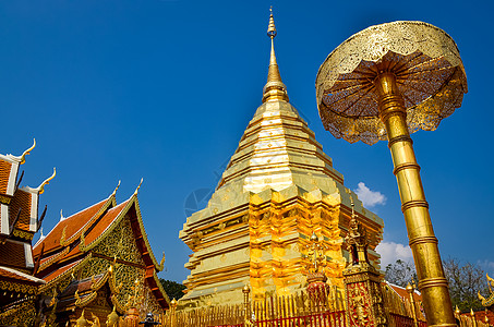 在泰国清迈道伊苏瑟普的黄金寺庙冥想和尚佛塔中心阳光佛教徒金子艺术异国土井图片