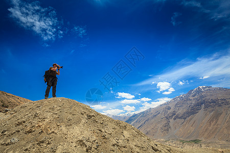 在喜马拉雅山拍摄照片的摄影师登山背包运动风景旅游旅行游客娱乐岩石山脉图片
