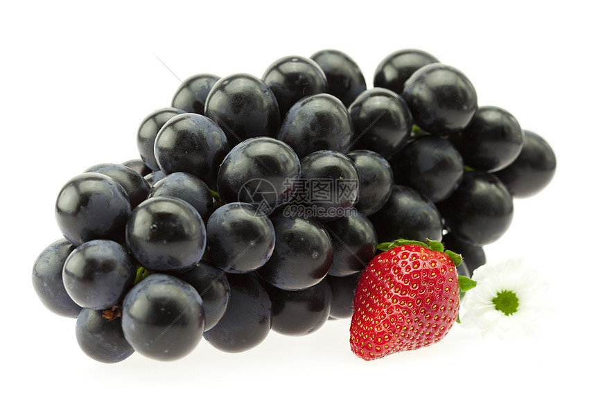 白色的葡萄和草莓被分离出来藤蔓植物摄影浆果紫色叶子美食水果食物图片