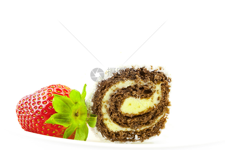 白上孤立的甜糖和草莓巧克力蛋糕漩涡装饰品曲线日志海绵香草奶油食物图片