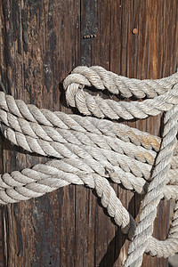 木柱上的吊灯港口纤维领带索具绳索缆绳航行游艇线圈细绳图片