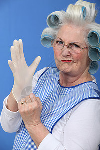 外婆头发长在滚滚筒里 穿上乳胶手套图片
