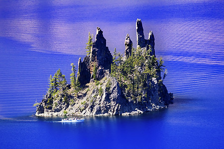 幻影船岛帆船湖反射蓝天空俄勒冈环境陨石岩石国家远景旅行崎岖荒野反射森林图片