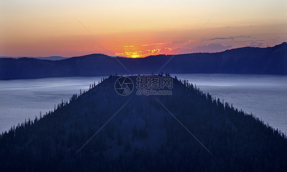 克拉特湖魔法岛 俄勒冈州日出公吨崎岖火山岩石风景远景首脑公园旅行国家图片