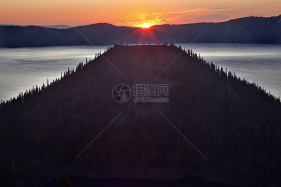 克拉特湖魔法岛 俄勒冈州日出锥体紫色火山旅游公吨远景崎岖旅行公园风景图片