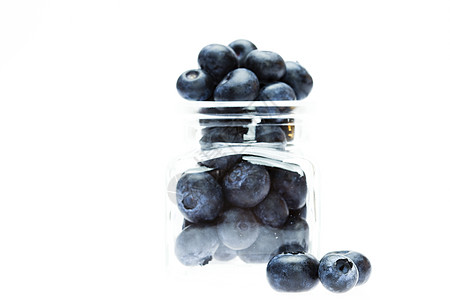 在一个玻璃瓶中的蓝莓 在白色上隔绝甜点水果玻璃蓝色团体食物浆果框架味道图片