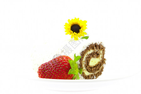 白上孤立的甜露草莓和花朵海绵甜点奶油面包巧克力装饰品食物香草小吃饼干图片
