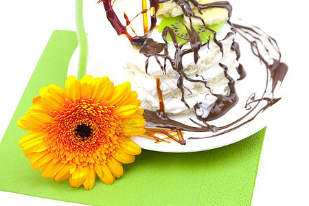 甜点加焦糖心的甜点 孤立在白色上糖果美味脆皮盘子食物生日香蕉勺子巧克力奶油图片