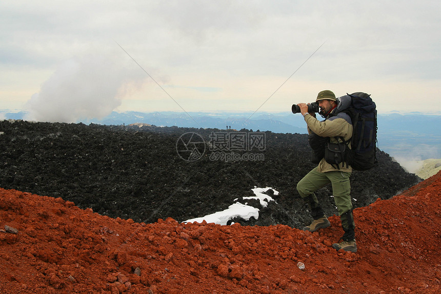 卡姆恰特卡风速摄影师地形荒野顶峰游客旅行男人相机摄影山脉公园图片