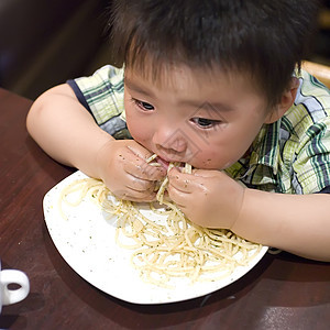 吃东西吃宝宝 用手抓住意大利面孩子几个月食物摄影男生托盘童年后代肩膀面条图片