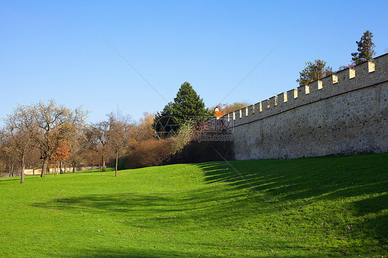 砖墙和绿草地标天空水泥蓝色历史城堡城市建筑学城墙石头图片