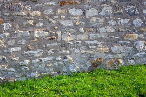砖墙和绿草建筑文化地标城墙蓝色石头城市城堡建筑学历史图片