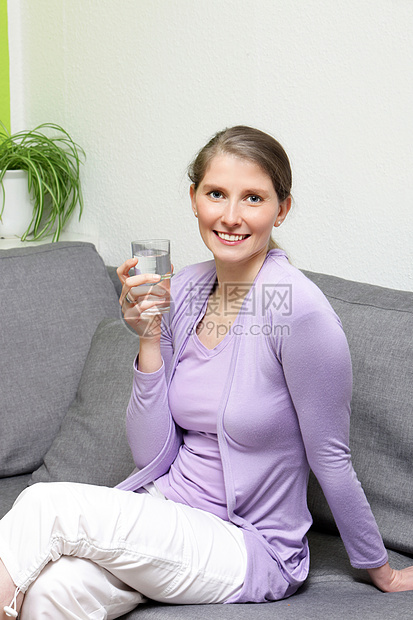 健康妇女快乐的饮水饮用水图片