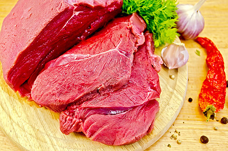 配蔬菜的木板上的肉牛肉图片