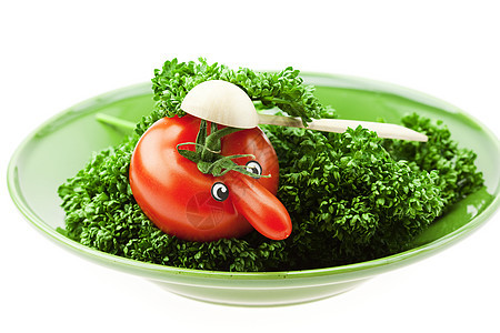 长着西红柿的鼻子 在青色盘子上小脸蔬菜勺子餐具小路食物木头剪裁叶子青菜图片