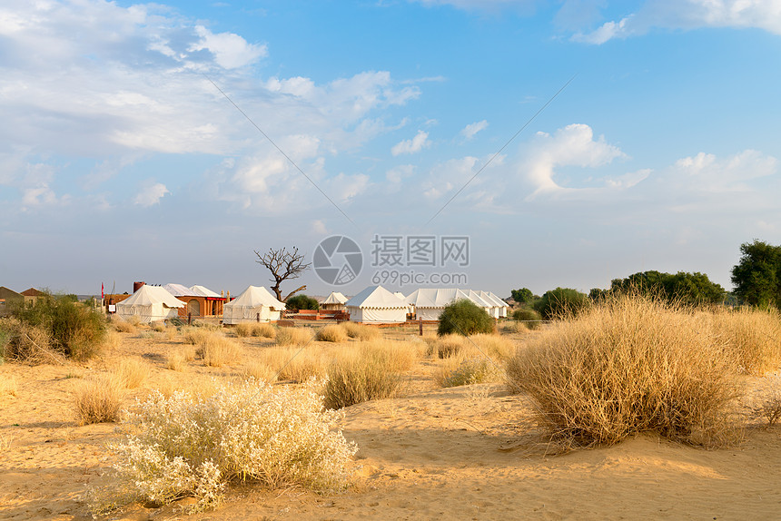 在沙漠中的帐篷露宿地旅馆灌木生态织物气候植物蓝色国家晴天假期旅行图片