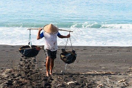 火山黑沙上的传统海盐生产 巴厘岛图片
