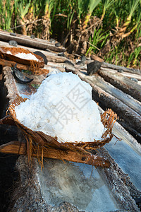 印度尼西亚巴厘岛带新鲜提取海盐的篮子食物长方形支撑烘干火山海洋农业农场生产水晶图片