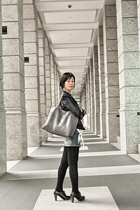 亚洲成年妇女女性城市优雅魅力走廊街道图片