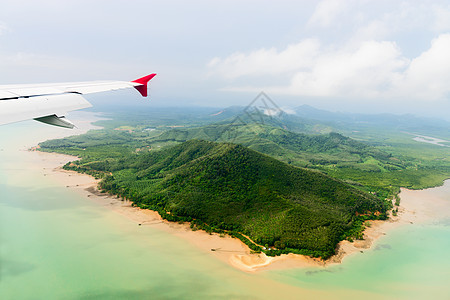 飞机驾驶下的热带海岸的空中观测图图片