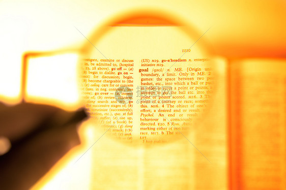 一个放大镜 在单向目标上宏观教育镜片词典知识财产水平英语学习白色图片