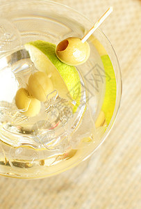 一杯马提尼果汁液体派对作品工作室玻璃柠檬反射生活庆典图片