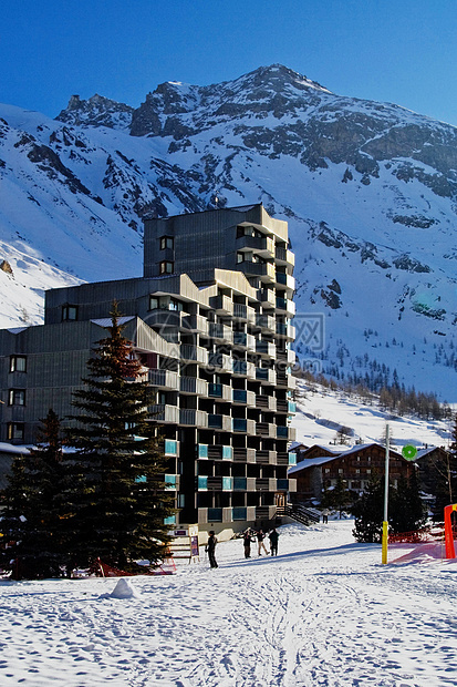 Ski度假旅馆建筑学蓝色滑雪单板阳光运动建筑树木滑雪者阳台图片