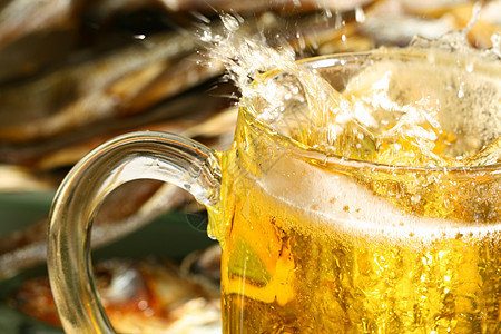 啤酒喷洒陶器液体玻璃饮料镜子大麦派对庆典琥珀色干旱图片