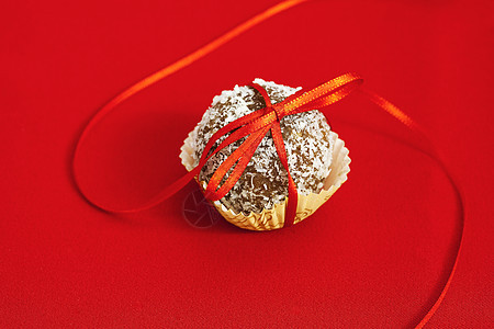 堆满了红背景的椰子绷带胶带丝带美食小吃庆典巧克力诱惑可可核桃早餐圆圈图片