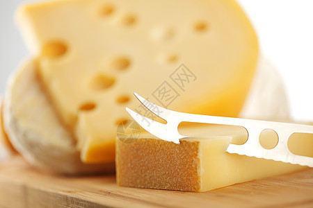 奶酪和奶酪刀香味美食奶制品早餐立方体气味产品午餐盘子牛奶图片