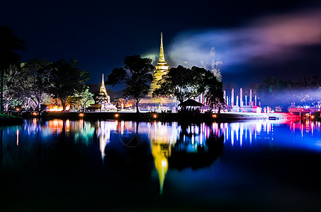 夜里佛多彩的寺庙 湖面反射图片