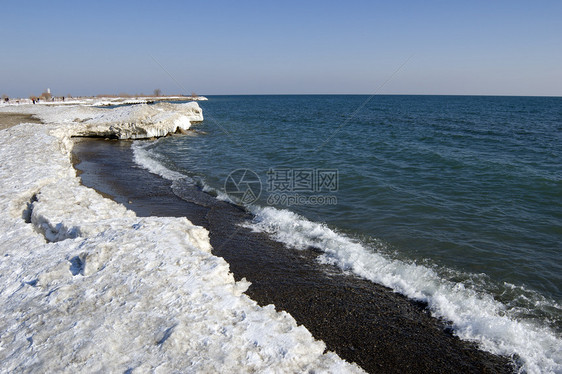 湖蓝色浪花海浪日落岩石飞溅白色石头阳光照射图片