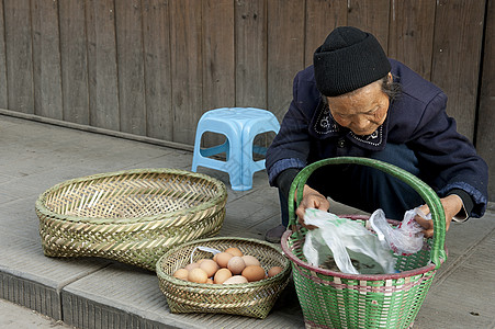 女人在城里卖鸡蛋图片