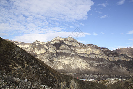 山地景观 峡谷顶部的景色荒野岩石灰色白色天空黑色石头褐色蓝色图片