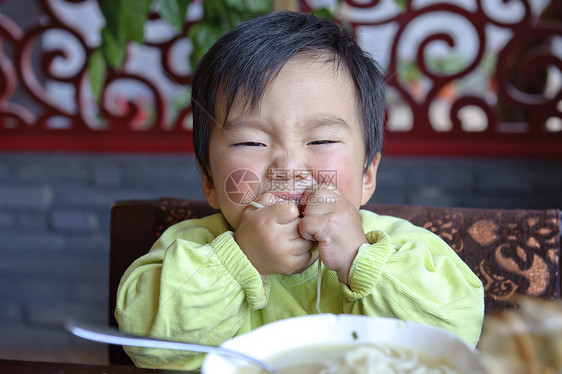 可爱的宝宝在吃东西后代孩子摄影面条男生肩膀托盘童年食物图片