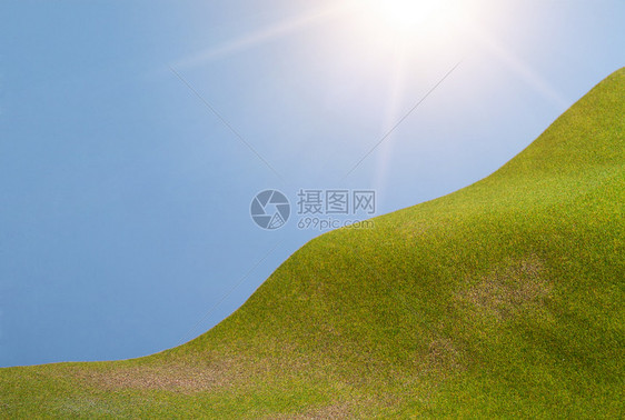 绿山和太阳天空图片