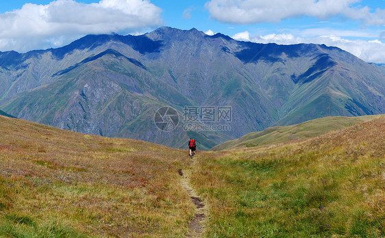 高加索高地山脉(一片孤单的徒步人行山)图片