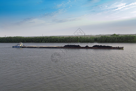 密西西比河上含煤的驳船图片