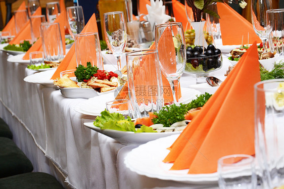 在婚礼派对上提供餐饮俱乐部酒店烹饪食物庆典盘子香肠午餐早餐香菜图片
